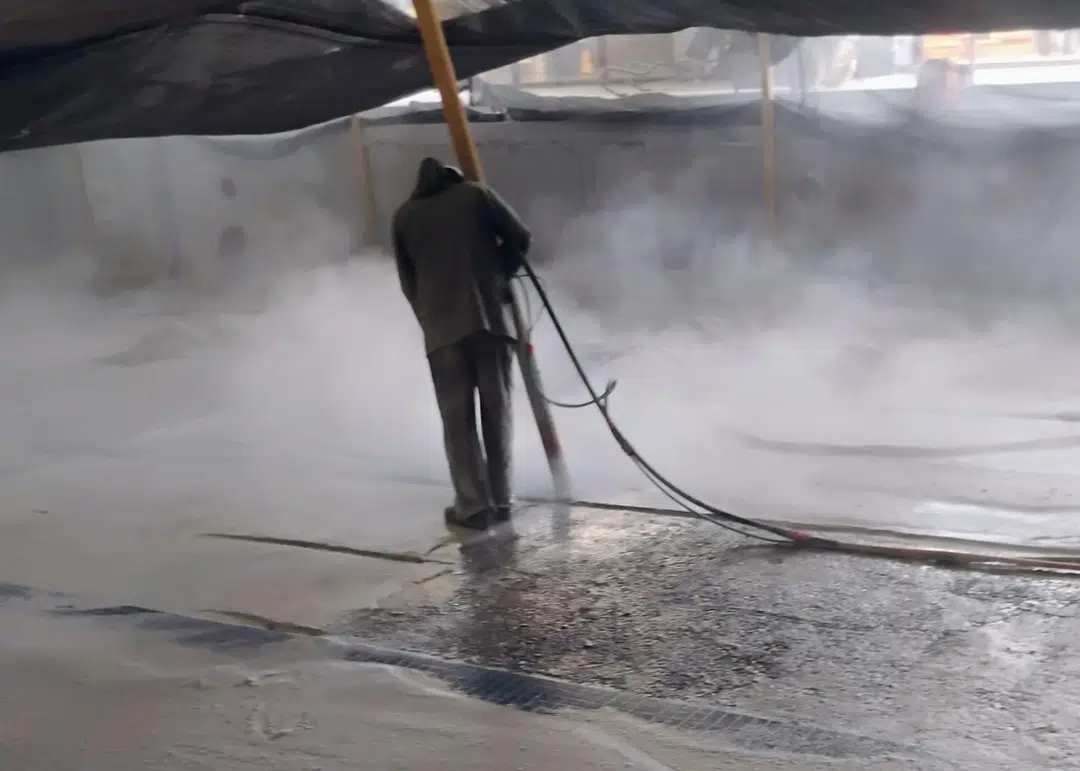 andrewa hydro blasting bottom of pool
