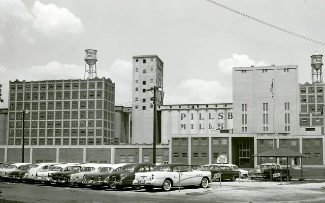 Pillsbury Mills, 1956. File_The State Journal-Register. Photo Credit: https://www.sj-r.com/picture-gallery/news/2014/10/24/flashback-springfield-pillsbury-mills/442561007/