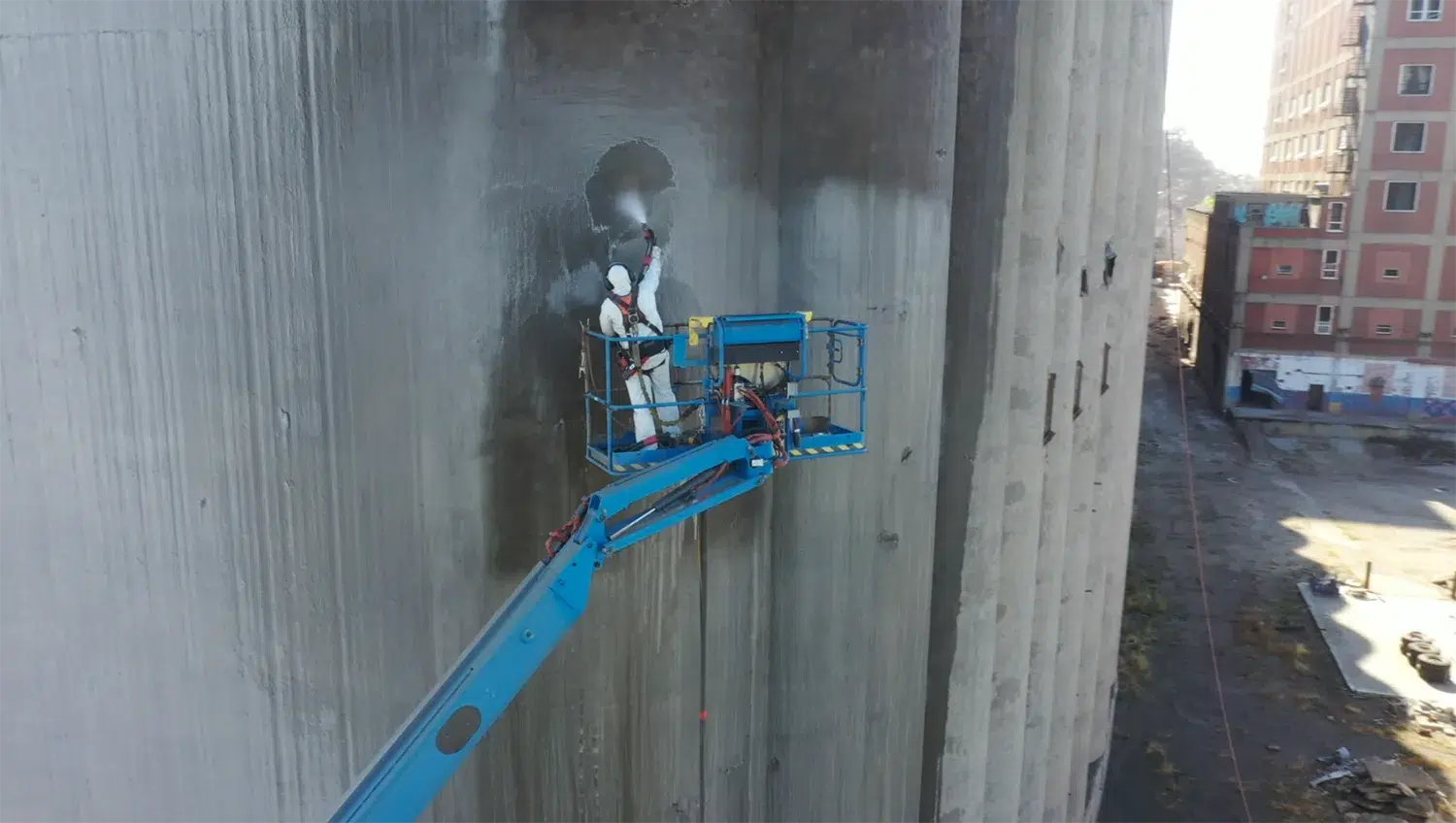 sandblaster in blue telescopic lift