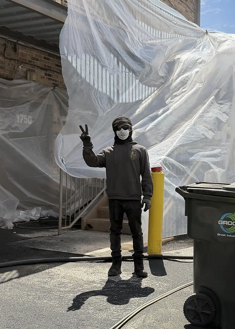 dayvon holding up peace sign